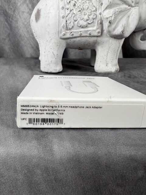 Genuine Apple – Lightning-to-3.5mm Headphone Adapter – White MMX62AM/A