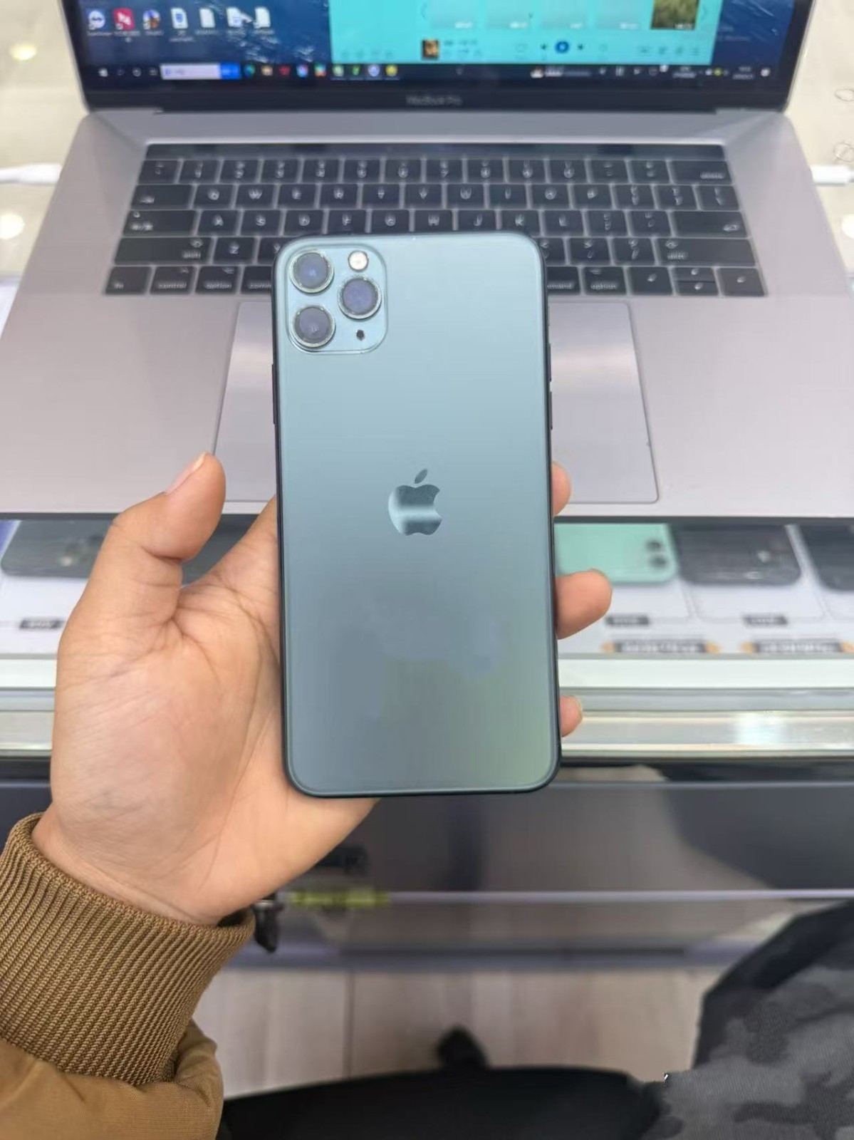 Apple iPhone 11 Pro Max Unlocked 64/256/512GB – Matte Green -Smartphone